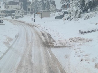 AMS upozorava vozače: Na kolovozima snijeg i poledica