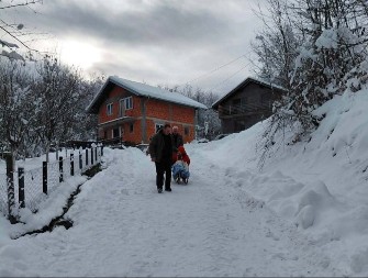 Bolesni u nemilosti: Mještani Saračice na sankama do doktora (VIDEO) 