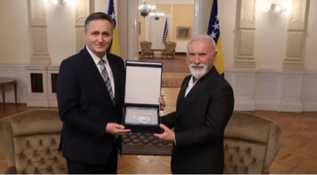 Skandal u BiH: Bećirović dodijelio nepostojeće priznanje Dini Merlinu