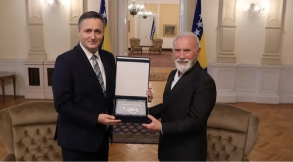 Skandal u BiH: Bećirović dodijelio nepostojeće priznanje Dini Merlinu