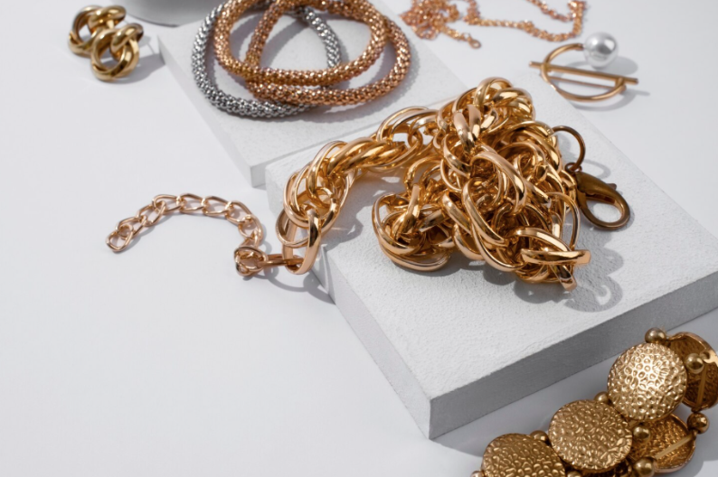 Lažni vodoinstalater i policajci opljačkali staricu za 400.000 evra