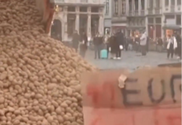 Poljoprivrednici prosuli tone krompira u Briselu zbog sporazuma EU i Merkosura