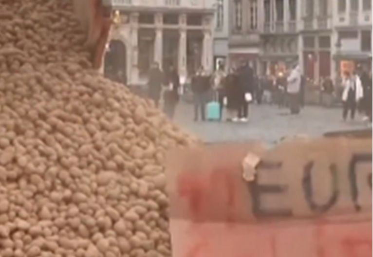 Poljoprivrednici prosuli tone krompira u Briselu zbog sporazuma EU i Merkosura