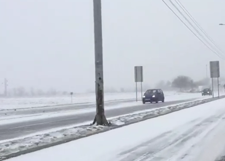 Auto ostao zaglavljen u snijegu, mještani izvukli putnike na sigurno