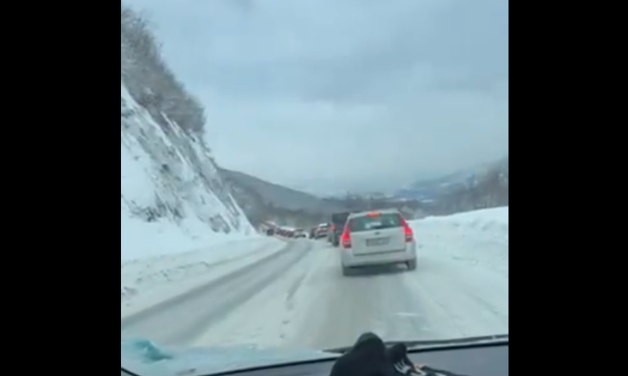 Totalni kolaps na putu Bjelašnica – Sarajevo: Vozači zaglavljeni satima u snijegu