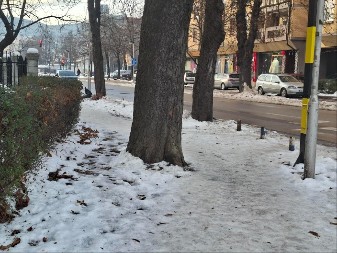 Trotoari čekaju proljeće: Banjaluka pretvorena u veliko klizatište! (FOTO/VIDEO)