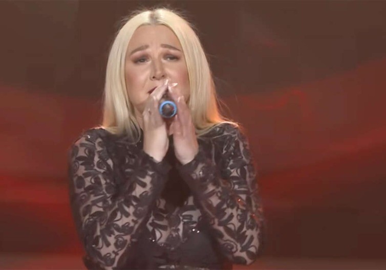 Pjevačica povrijedila koljeno: Pala ispred porodičnog doma