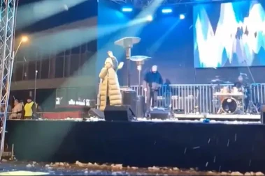 Incident na koncertu: Anu Bekutu gađali grudvama (VIDEO)