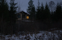 Djeca primorana da otvaraju božićne poklone pored tijela mrtve majke