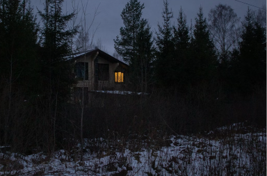 Djeca primorana da otvaraju božićne poklone pored tijela mrtve majke