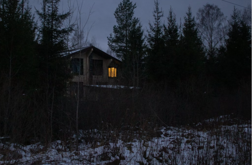 Djeca primorana da otvaraju božićne poklone pored tijela mrtve majke