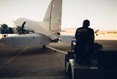 Bizaran slučaj u Španiji: Muškarac pokušao da uđe avion sa tijelom preminule supruge