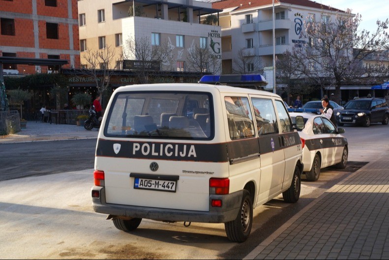 Uhapšeno pet mladića iz Tešnja zbog pljačke pumpe