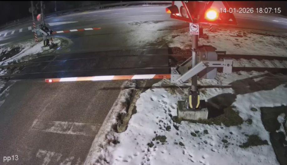 Vozač u Prijedoru probio rampu, prošao kroz crveno i umalo izazvao sudar (VIDEO)