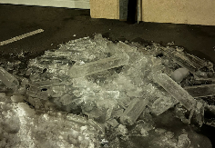 Opasnost sa neba u Hilandarskoj: Ledenice pale kao bombe (VIDEO)