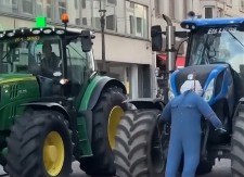 Poljoprivrednici traktorima blokirali prilaz teretnom aerodromu Brukargo