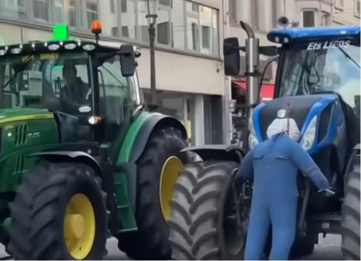 Poljoprivrednici traktorima blokirali prilaz teretnom aerodromu Brukargo