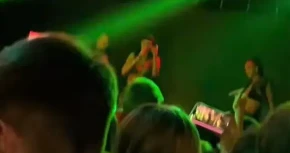 Haos na nastupu: Popularna srpska pjevačica pogođena čašom (VIDEO)