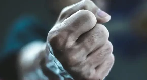 Pretukao poznanika, pa prijetnjama pokušao spriječiti da žena pozove policiju