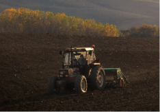 Tragedija u Kozarskoj Dubici: Muškarac pao sa traktora i preminuo