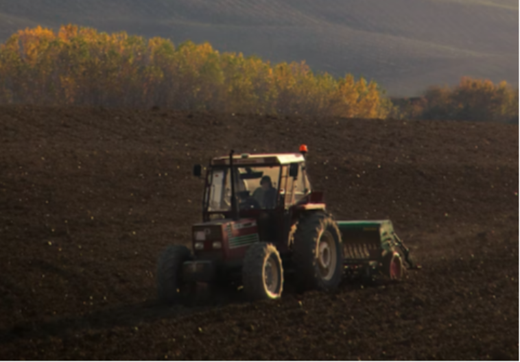 Tragedija u Kozarskoj Dubici: Muškarac pao sa traktora i preminuo