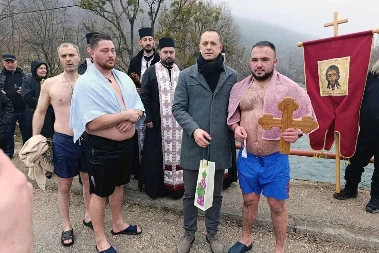 Mladi Aleksandar Radojičić prvi doplivao do časnog krsta na rijeci Ribnik