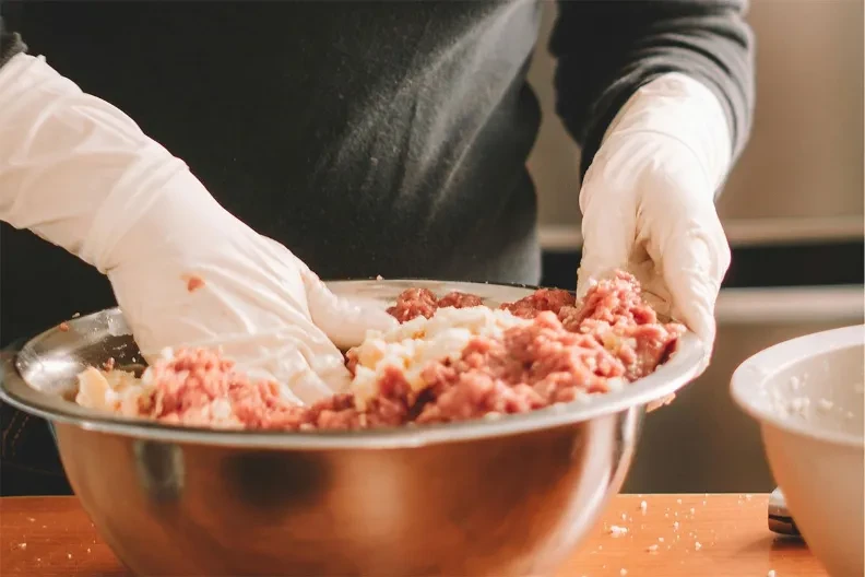 Htjela da pravi punjene paprike, a onda je u mesu ugledala plave komade (FOTO)