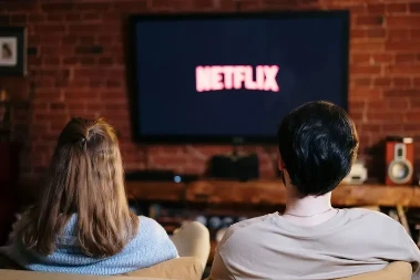 Dejmon i Aflek zapalili internet: Ovako Netflix „drži“ gledaoce uz ekran
