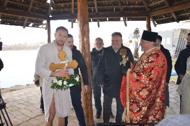 Teodor Milivojac prvi doplivao do Časnog krsta u Gradišci: Pobjedu posvećujem sinu Maksimu
