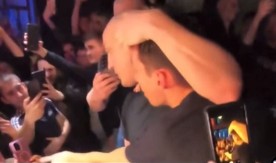 Snimak kruži mrežama: Desingerica uzeo makaze i ošišao mladića na nastupu (VIDEO)