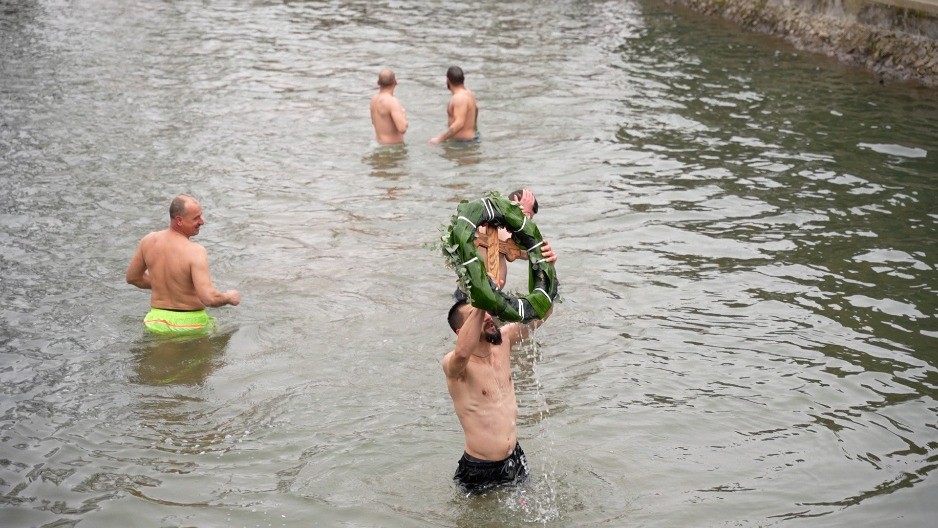 Prvo bogojavljensko plivanje za Časni krst održano u Branešcima kod Čelinca