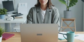 Žena dobila otkaz jer je ranije dolazila na posao