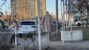 Osmijeh od uva do uva: Trudna Milica Todorović snimljena ispred klinike