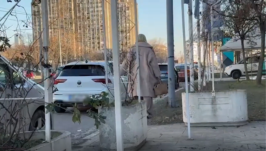 Osmijeh od uva do uva: Trudna Milica Todorović snimljena ispred klinike