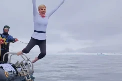 Kolinda Grabar-Kitarović skočila u ledeno more Antarktika (VIDEO)