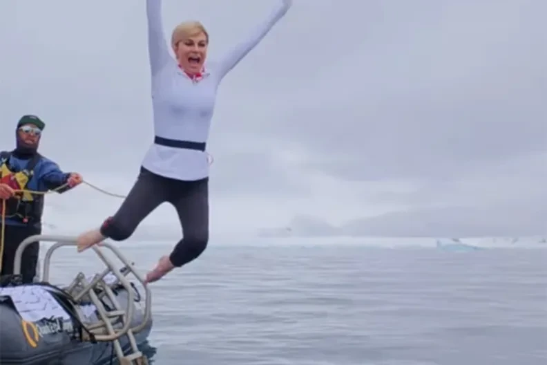 Kolinda Grabar-Kitarović skočila u ledeno more Antarktika (VIDEO)