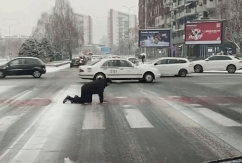 Za rubriku vjerovali ili ne: Puzao preko pješačkog prelaza zbog snijega (VIDEO) 