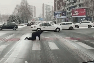 Za rubriku vjerovali ili ne: Puzao preko pješačkog prelaza zbog snijega (VIDEO) 
