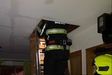 Drama u Banjaluci: Gorio dimnjak, krov i kontejner (FOTO)