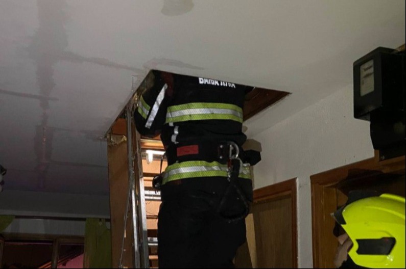 Drama u Banjaluci: Gorio dimnjak, krov i kontejner (FOTO)