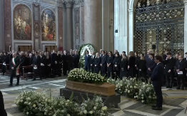 Preminuo legendarni Valentino Garavani: Evo koje slavne ličnosti su došle na njegovu sahranu (VIDEO)