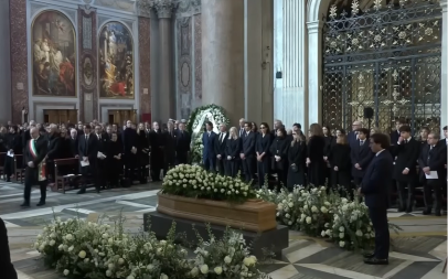 Preminuo legendarni Valentino Garavani: Evo koje slavne ličnosti su došle na njegovu sahranu (VIDEO)