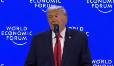 Bijela kuća objavila fotografiju: Tramp sa pingvinom krenuo ka Grenlandu (FOTO)