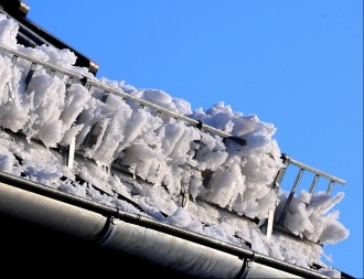 Tinejdžer povrijeđen nakon pada leda s krova