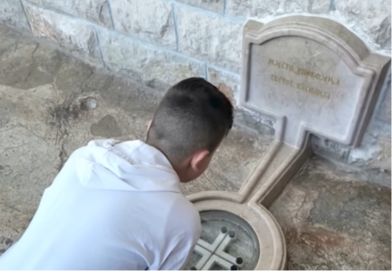 Majka muslimanske vjeroispovijesti sanjala poruku koja ih je odvela u Ostrog: Dječak sa autizmom progovorio (VIDEO)