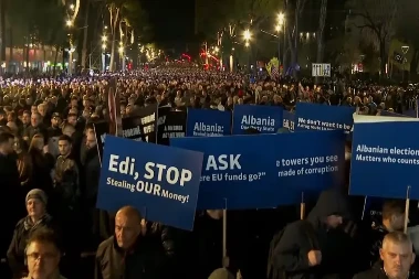 Haos ispred Vlade u Tirani: Povrijeđeno 11 policajaca, uhapšeno 18 demonstranata