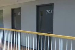 U ovom hotelu ste zatvorenik, a ne gost: Plaćaju da žive u ćeliji od 5 kvadrata (VIDEO)