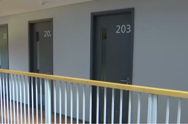 U ovom hotelu ste zatvorenik, a ne gost: Plaćaju da žive u ćeliji od 5 kvadrata (VIDEO)