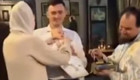 (VIDEO) "OTKRIJTE GRUDI" Snimak sa krštenja koji je nasmijao sve na društvenim mrežama