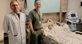 (FOTO) PETA OPERACIJA ZA HRABROG DJEČAKA IZ ZENICE Vedad uspješno operisan, u salu ušao sa osmijehom na licu!